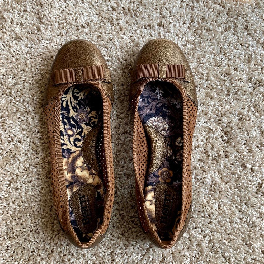 NWOT Born Brown & Gold Flats